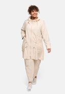 Parka przejściowa 'Livia' – miękka, dopracowana w szczegółach i nowoczesna